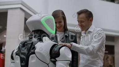 现代机器人技术与人的互动。 与机器人的友谊和交流。 助理